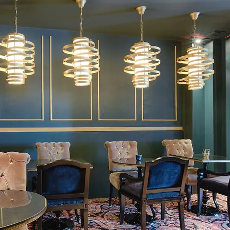 New Republique - Ex Albert's Отель